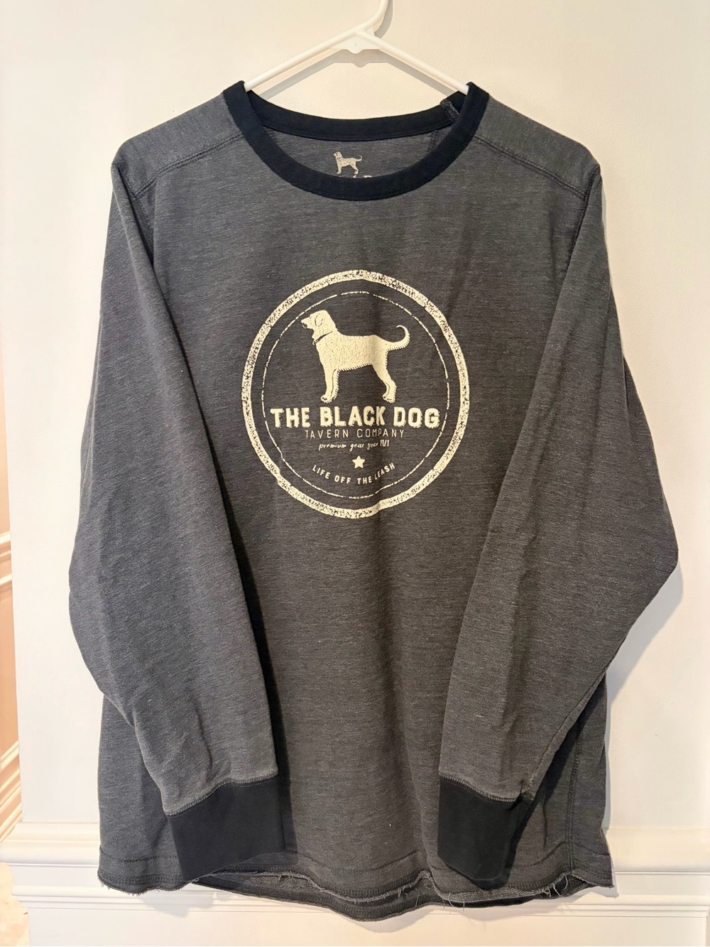 The Black Dog Tavern Company Gray Graphic Long Sleeve Tee Shirt Size Medium